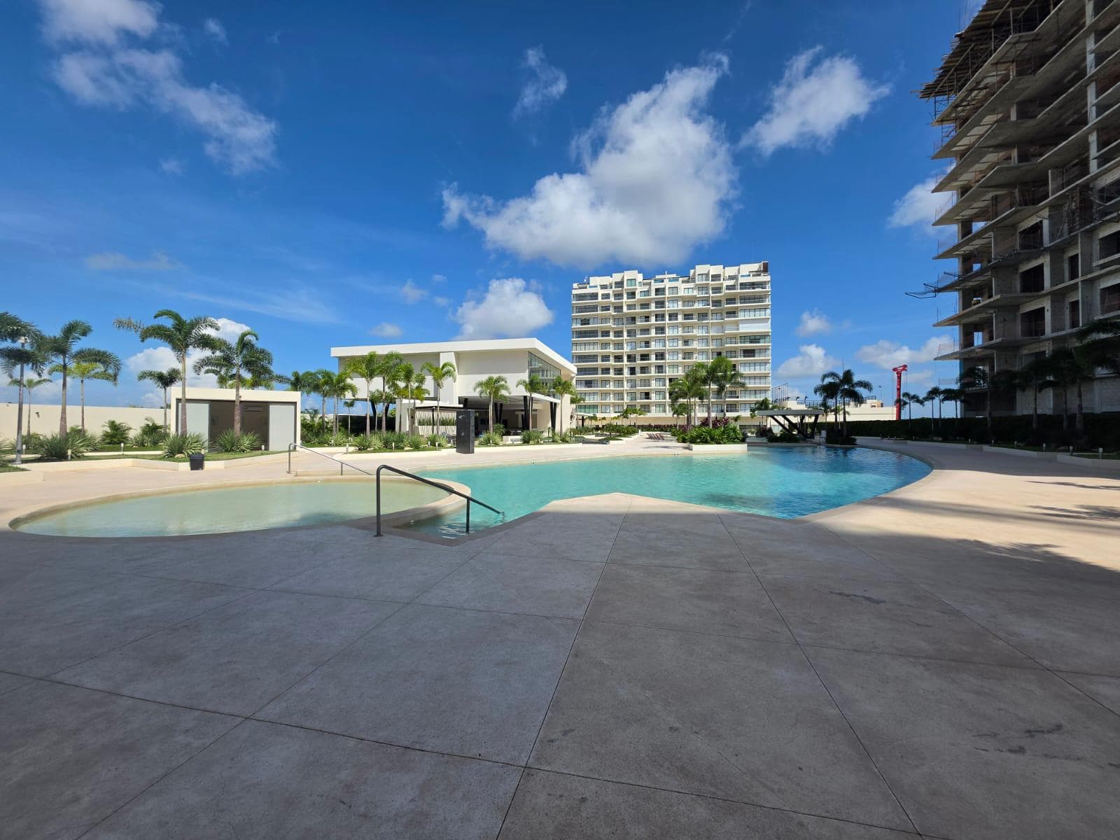 Brand-new, fully furnished apartment / Brand new and fully furnished