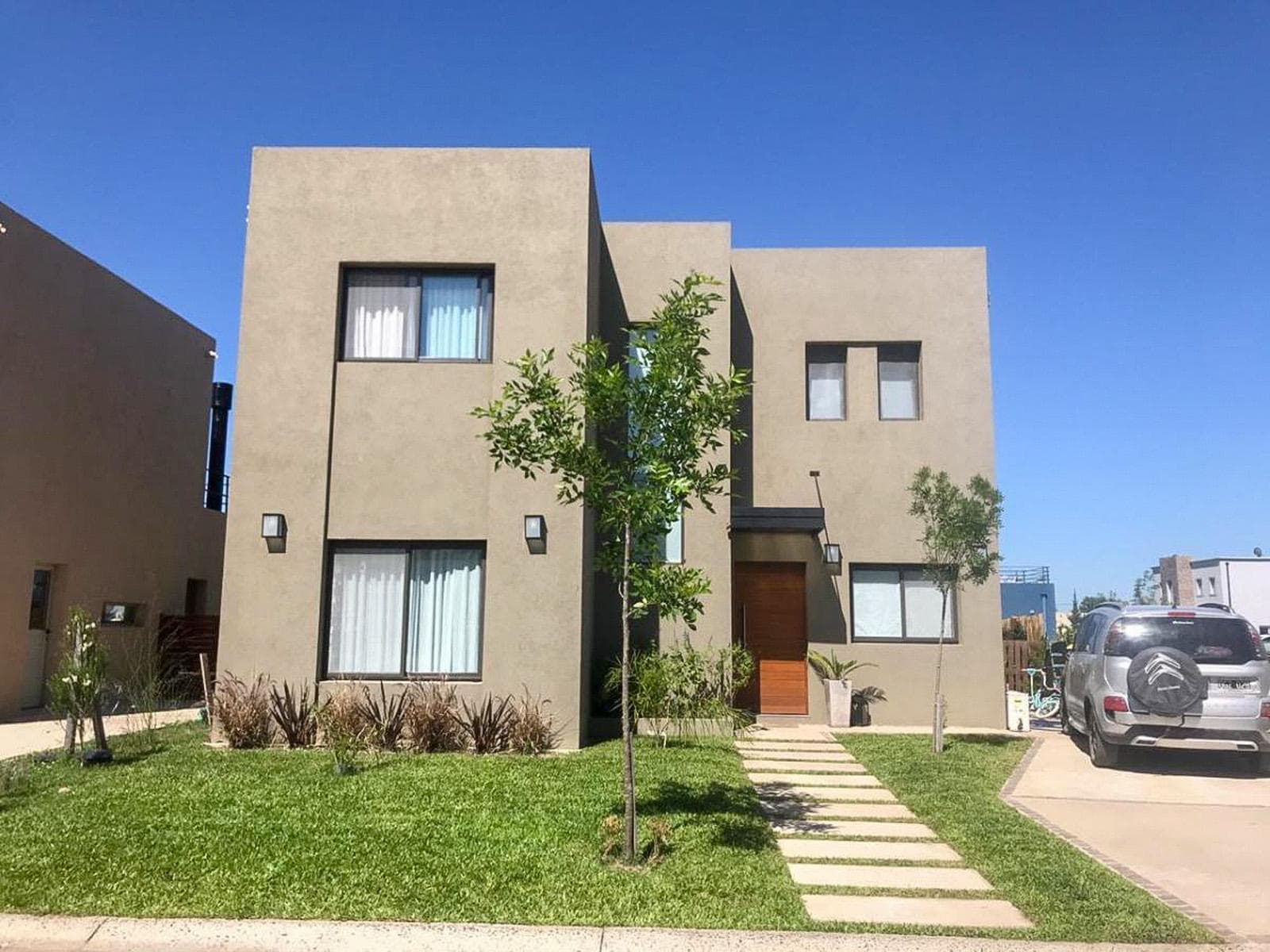 For sale: House with 5 rooms, 450 m² in the Vila Marina I Villanueva neighborhood.