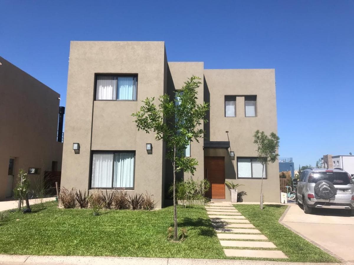 For sale: House with 5 rooms, 450 m² in the Vila Marina I Villanueva neighborhood.