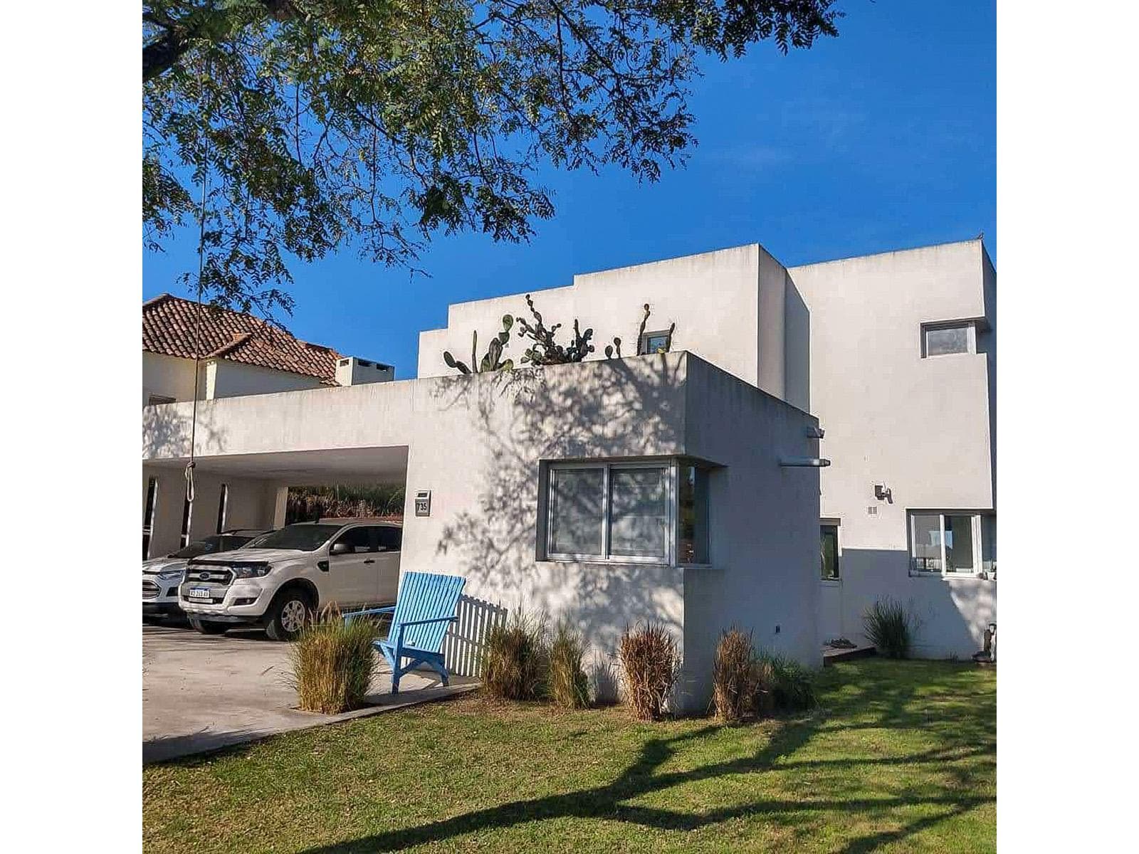 5-Bedroom House for Sale, 1,000 m², Near the Golf Course, Financing Available, San Isidro Labrador Neighborhood, Villanueva