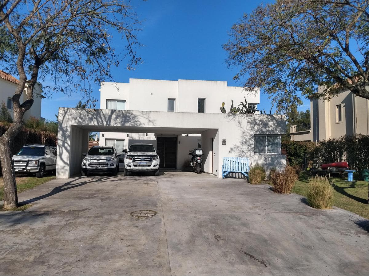 5-Bedroom House for Sale, 1,000 m², Near the Golf Course, Financing Available, San Isidro Labrador Neighborhood, Villanueva