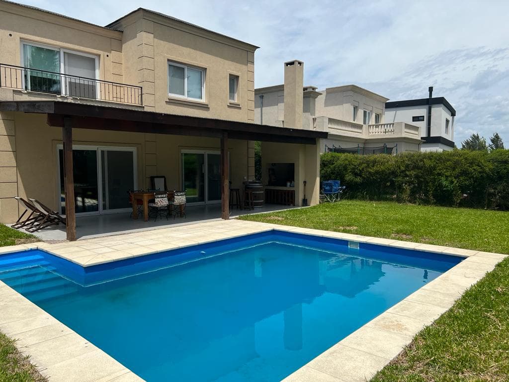 5-Bedroom House for Sale, 550 m², with Pool, in the Los Castaños neighborhood of Nordelta, Tigre