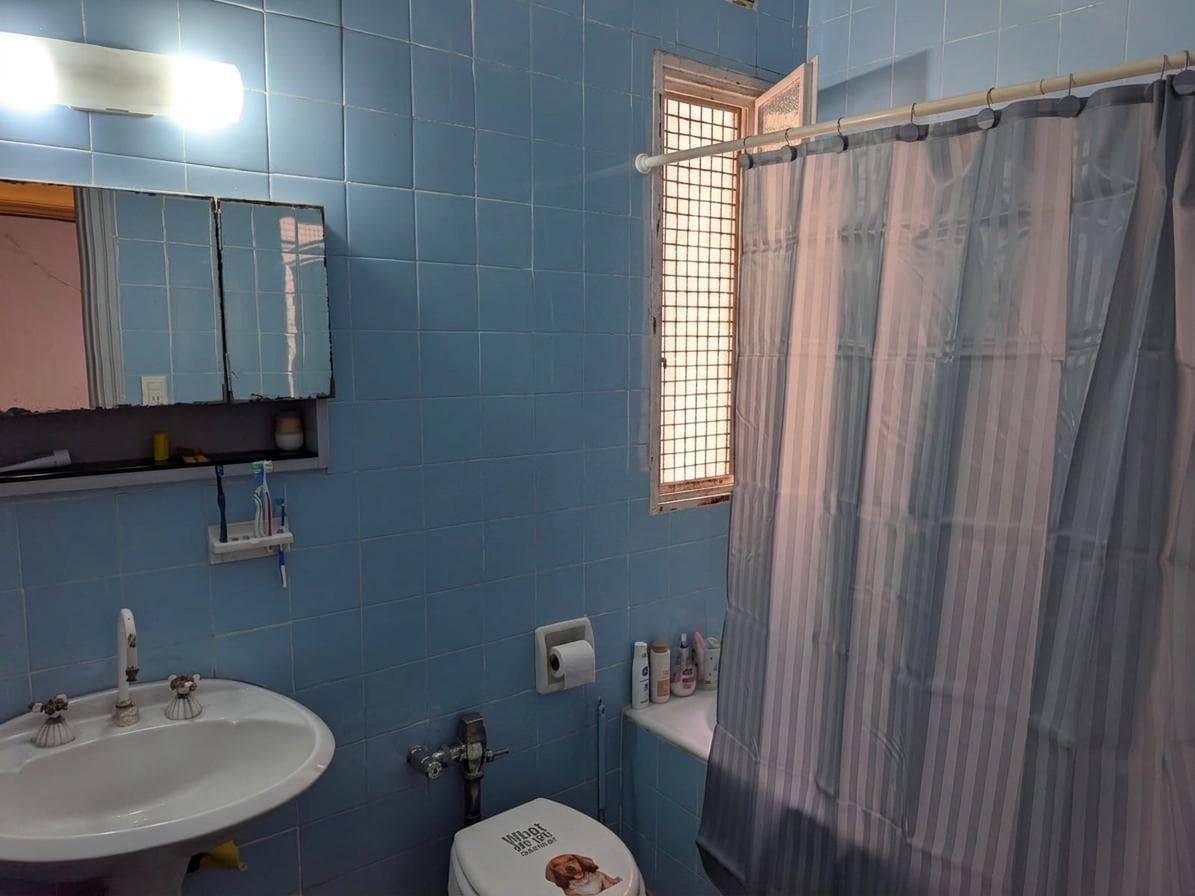 Spacious and bright 4-bedroom apartment with a separate room