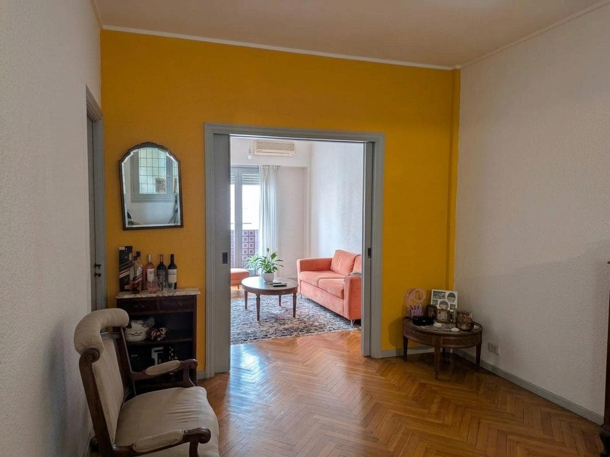 Spacious and bright 4-bedroom apartment with a separate room