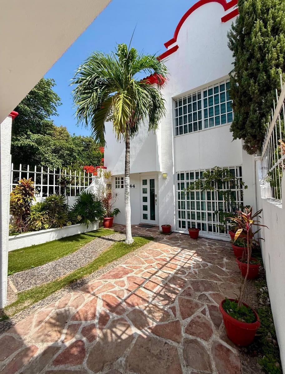 PORTO BELLO House, AV LAS TORRES