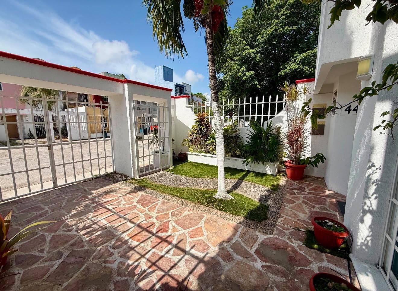PORTO BELLO House, AV LAS TORRES