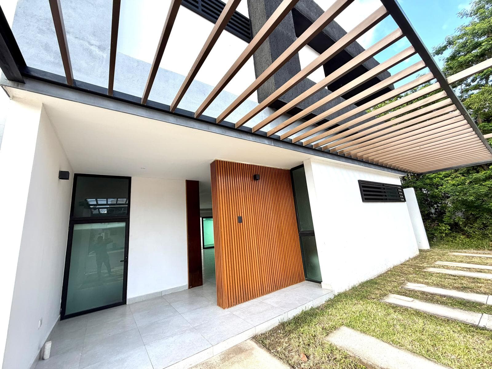 VIA CUMBRES House on HUAYACAN Avenue