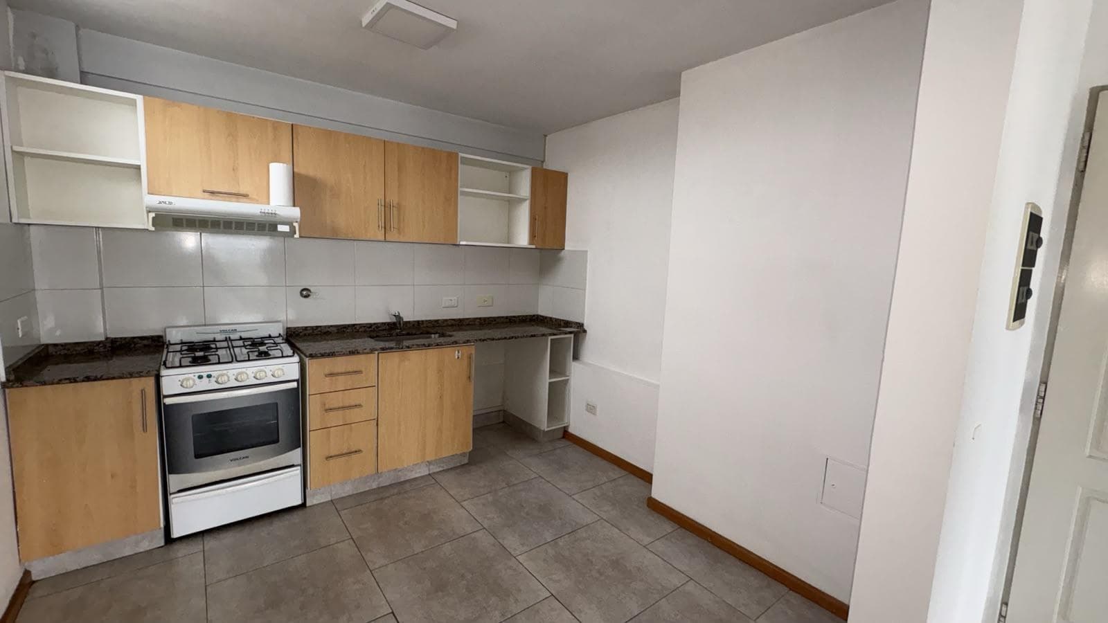 2-ROOM APARTMENT FOR RENT: BALCONY, UTILITY ROOM, SWIMMING POOL, SUITABLE FOR PROFESSIONALS