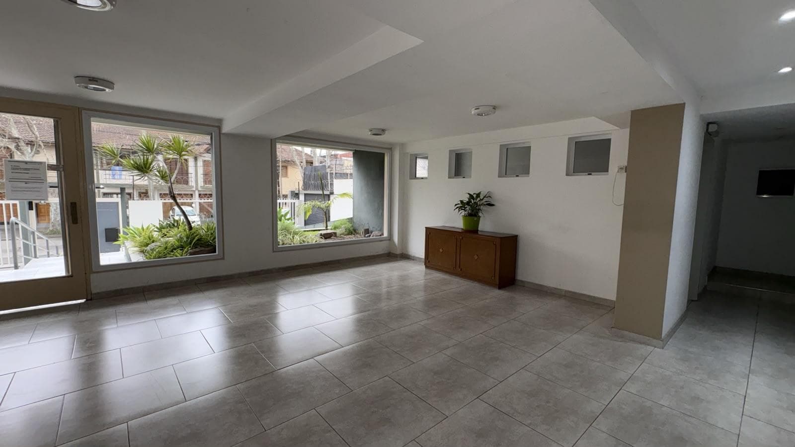 2-ROOM APARTMENT FOR RENT: BALCONY, UTILITY ROOM, SWIMMING POOL, SUITABLE FOR PROFESSIONALS