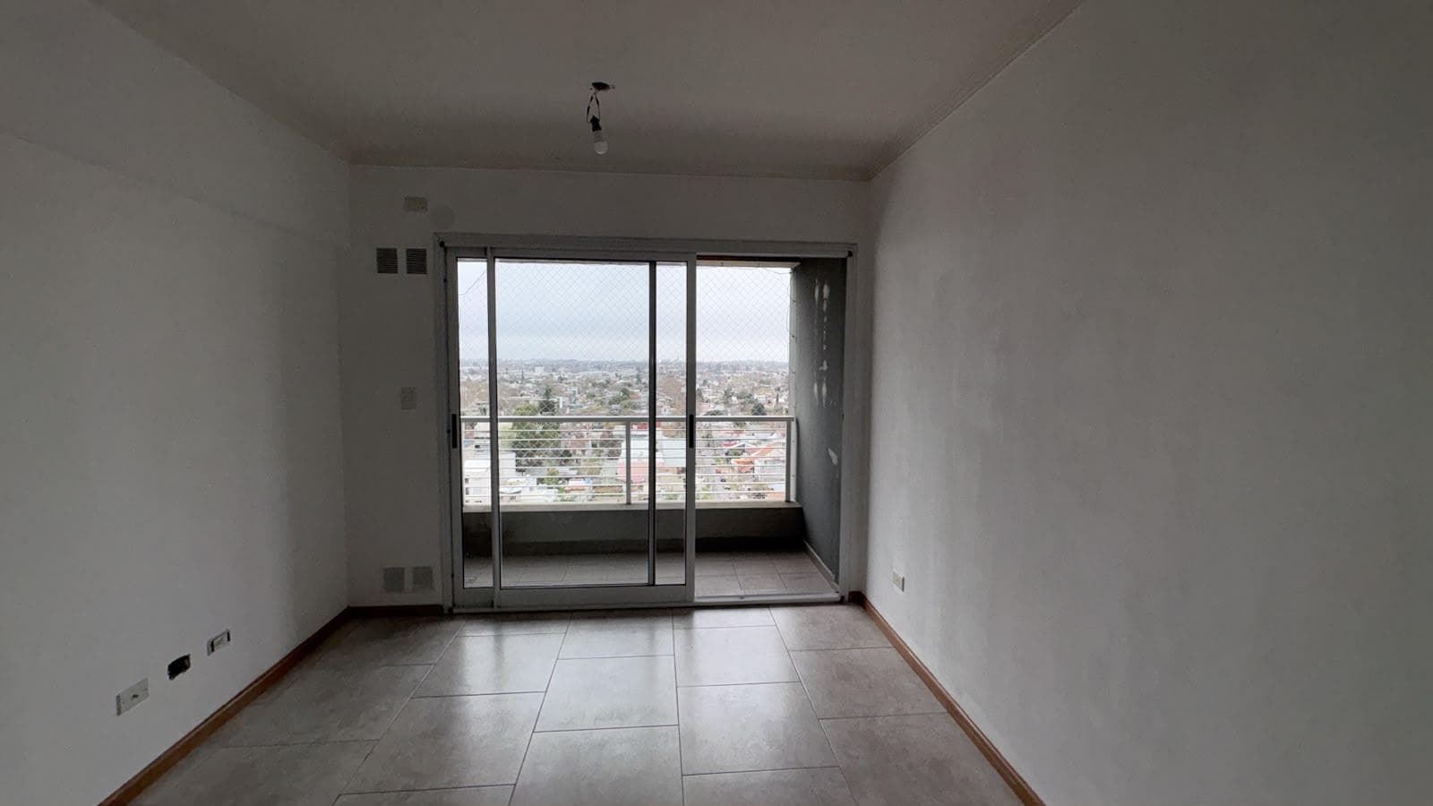 2-ROOM APARTMENT FOR RENT: BALCONY, UTILITY ROOM, SWIMMING POOL, SUITABLE FOR PROFESSIONALS
