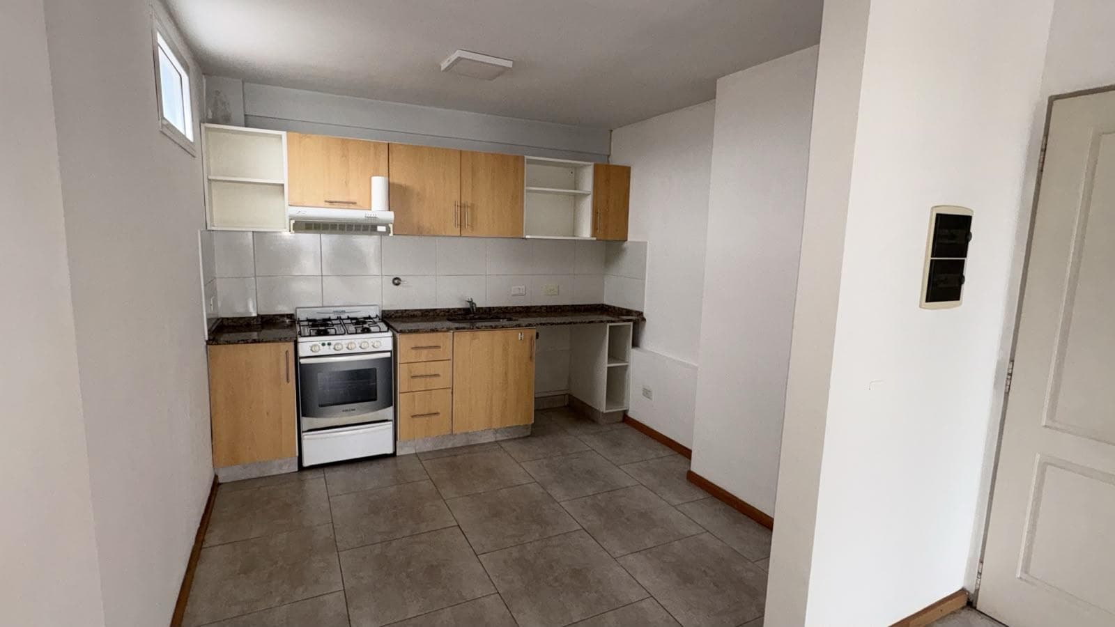 2-ROOM APARTMENT FOR RENT: BALCONY, UTILITY ROOM, SWIMMING POOL, SUITABLE FOR PROFESSIONALS