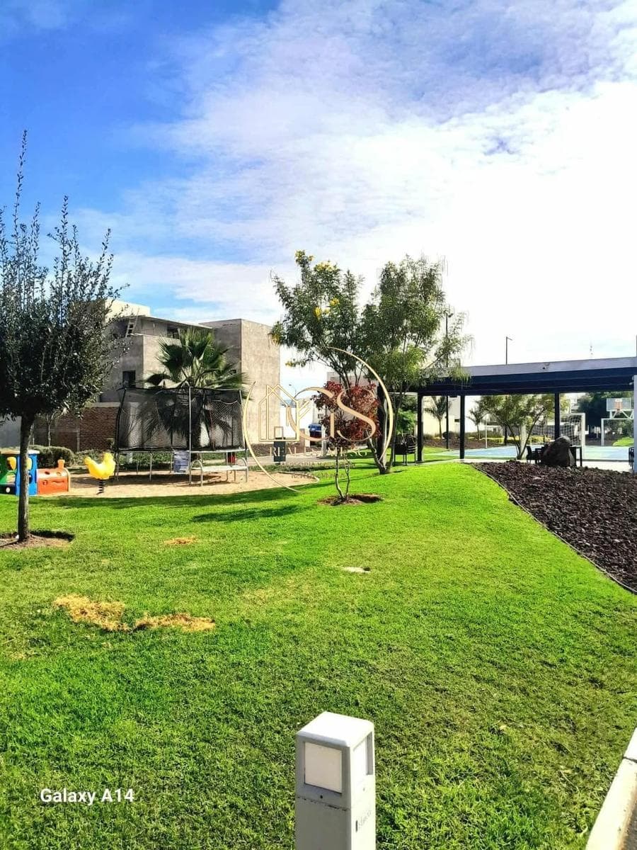 HOUSE FOR SALE IN A RESIDENTIAL NEIGHBORHOOD