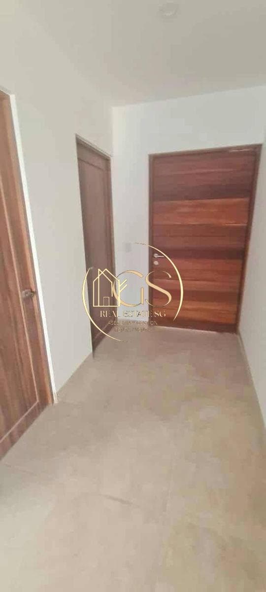 HOUSE FOR SALE IN A RESIDENTIAL NEIGHBORHOOD