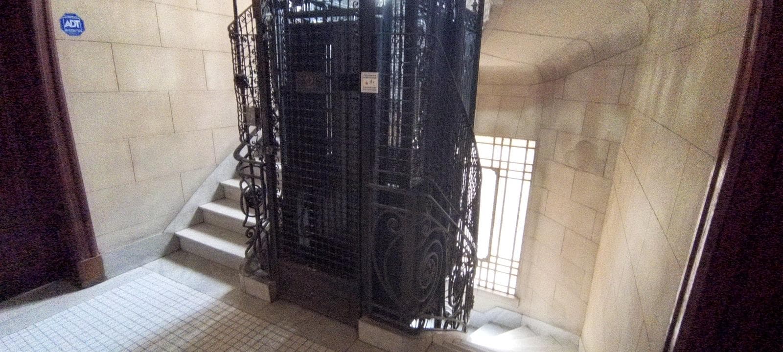 Magnificent French-style apartment in excellent condition!! 2 blocks from the subway
