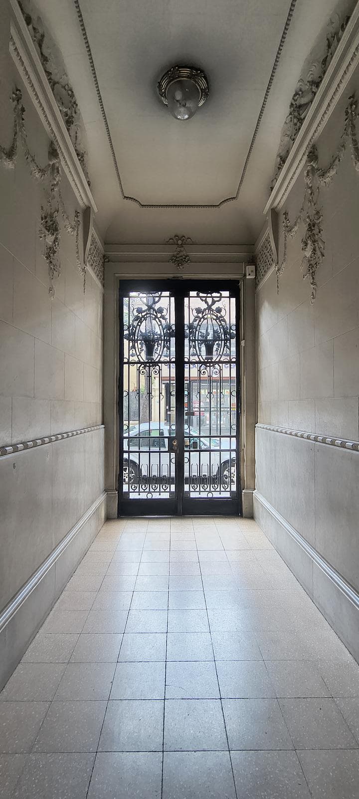 Magnificent French-style apartment in excellent condition!! 2 blocks from the subway