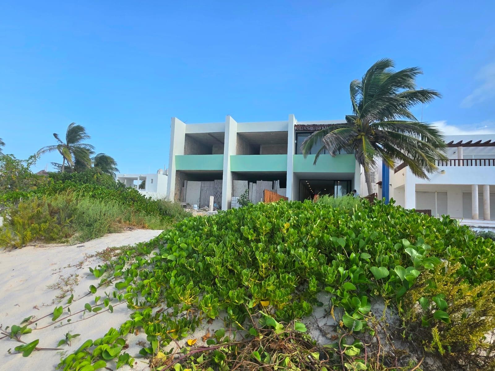 Villa for sale in Chelem Beach, Yucatán—Oceanfront—with 4 bedrooms.