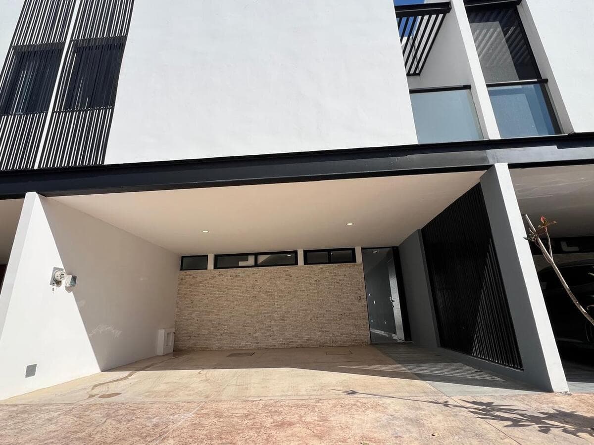 PREMIUM TOWNHOUSE FOR SALE WITH ROOF TERRACE, IN A PRIVATE 3-BEDROOM COMPLEX WITH AMENITIES IN CONKAL, MÉRIDA