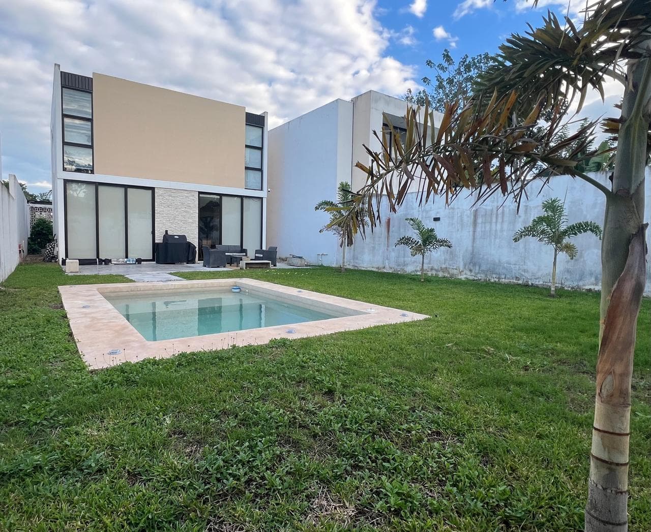 FULLY FURNISHED HOUSE FOR SALE: 3 BEDROOMS, SOLAR PANELS, IN A PRIVATE COMPLEX WITH CONKAL AMENITIES, MÉRIDA