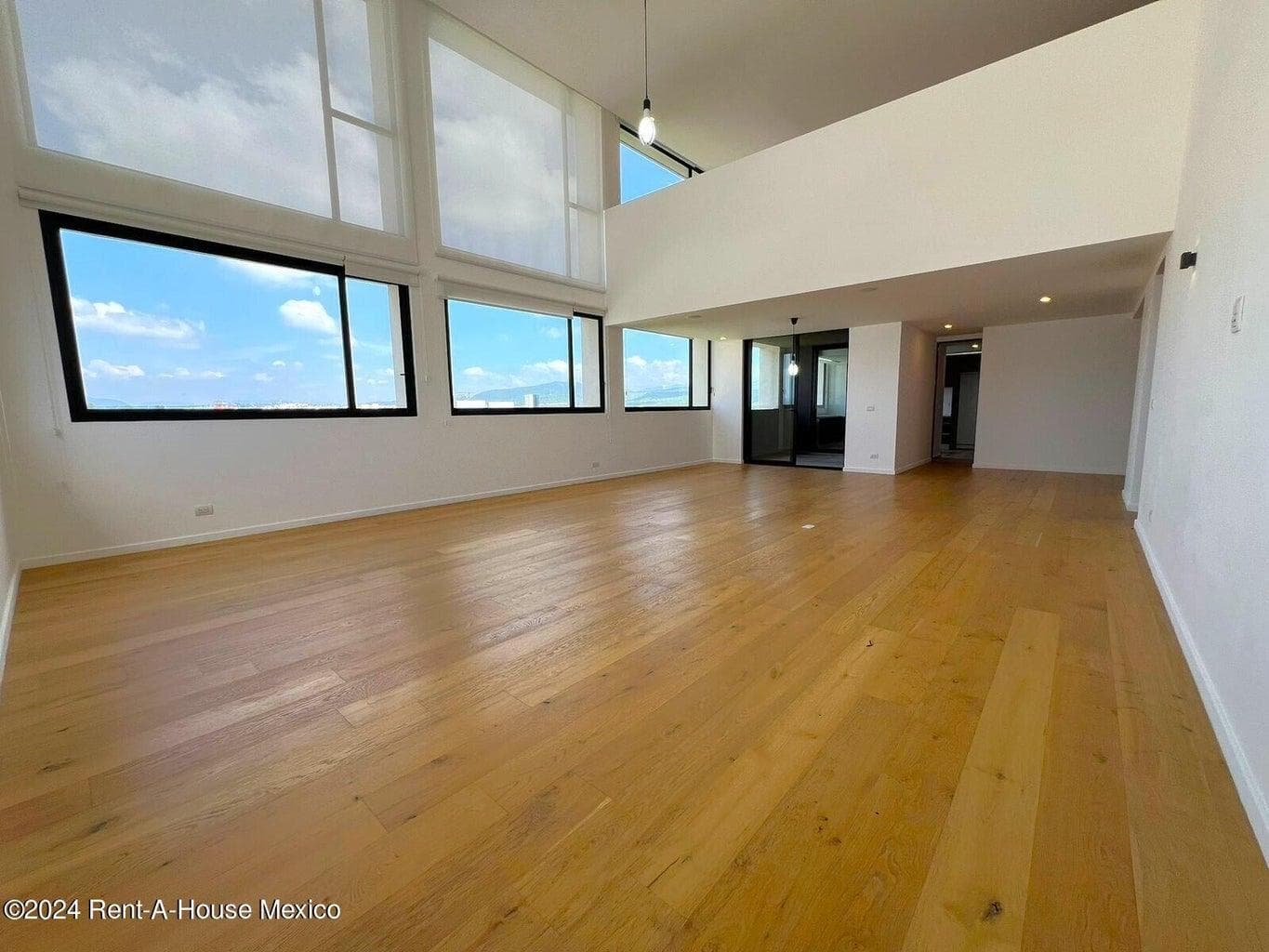 Two-story penthouse for rent with 4 bedrooms and a panoramic view in Santa Fe Juriquilla–Querétaro