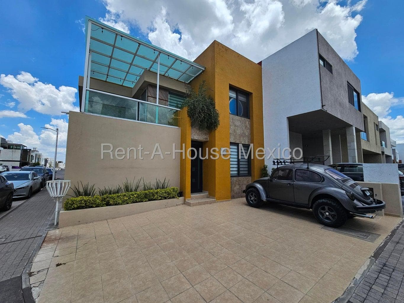 Semi-furnished 3-bedroom corner house for rent with master bedroom on the ground floor – Lucépolis, Milenio III, Querétaro