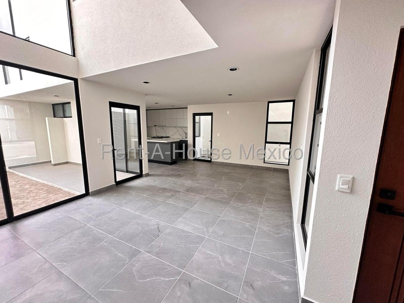 3-story home with double-height ceilings, quartz finishes, and a family room with two terraces – Querétaro