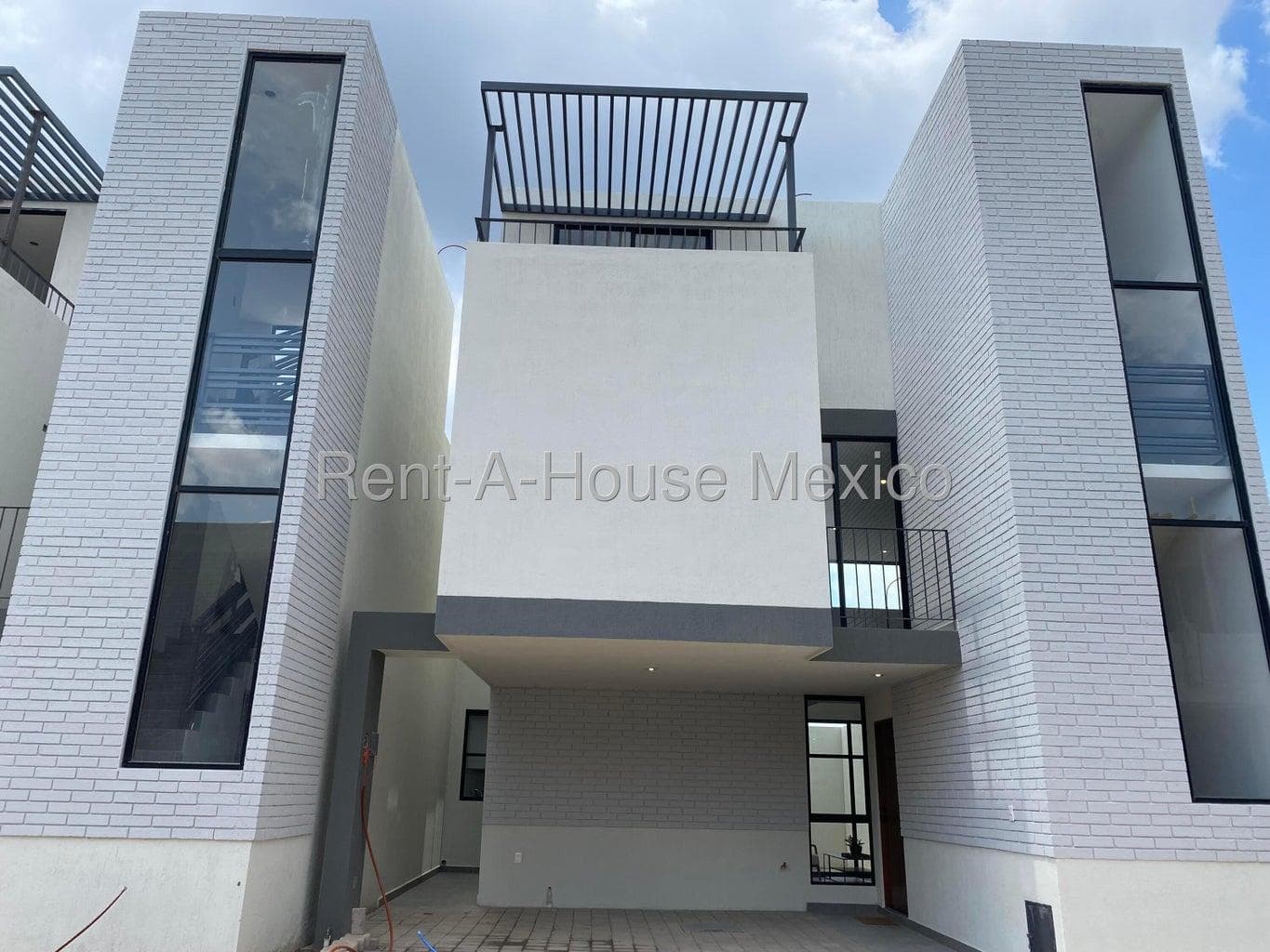 3-story home with double-height ceilings, quartz finishes, and a family room with two terraces – Querétaro