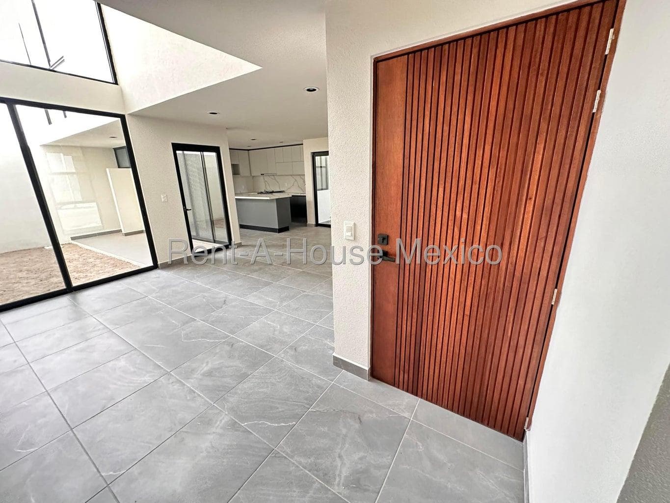 3-story home with double-height ceilings, quartz finishes, and a family room with two terraces – Querétaro