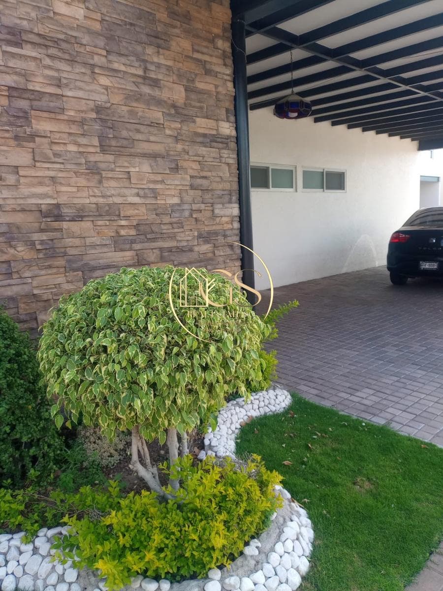 HOUSE FOR SALE IN THE ARBOLADA RESIDENTIAL NEIGHBORHOOD OF CELAYA