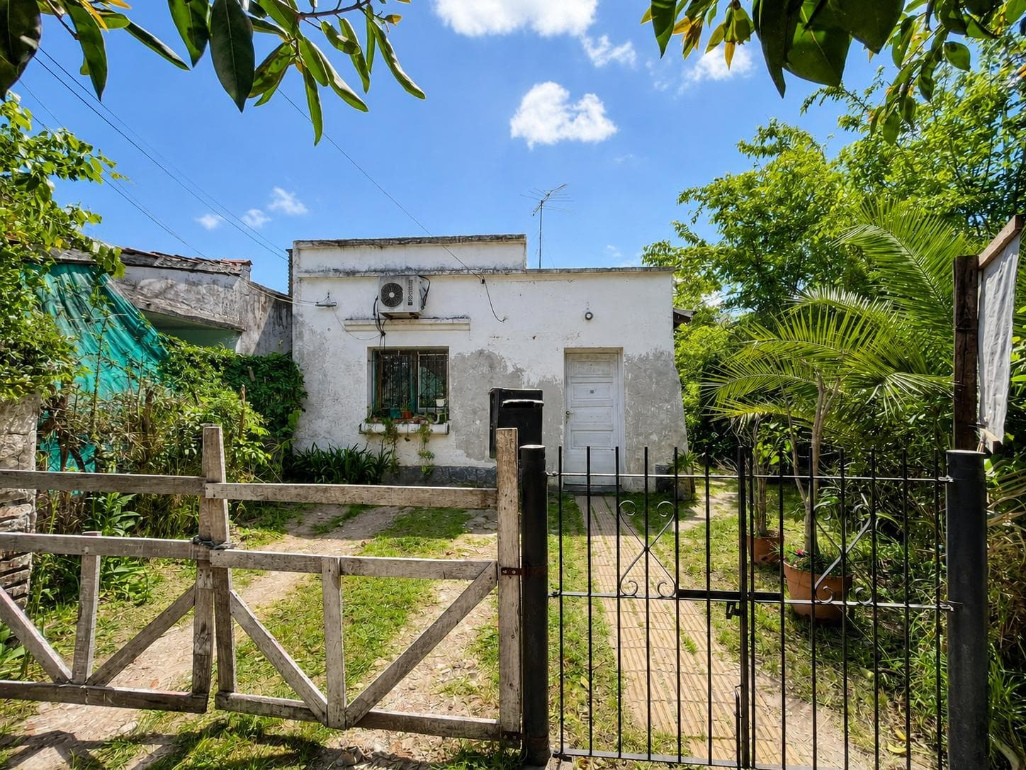 House for sale: CORNER LOT—ideal for investors, eligible for a loan from Ing. Maschwitz, CENTRO Escobar