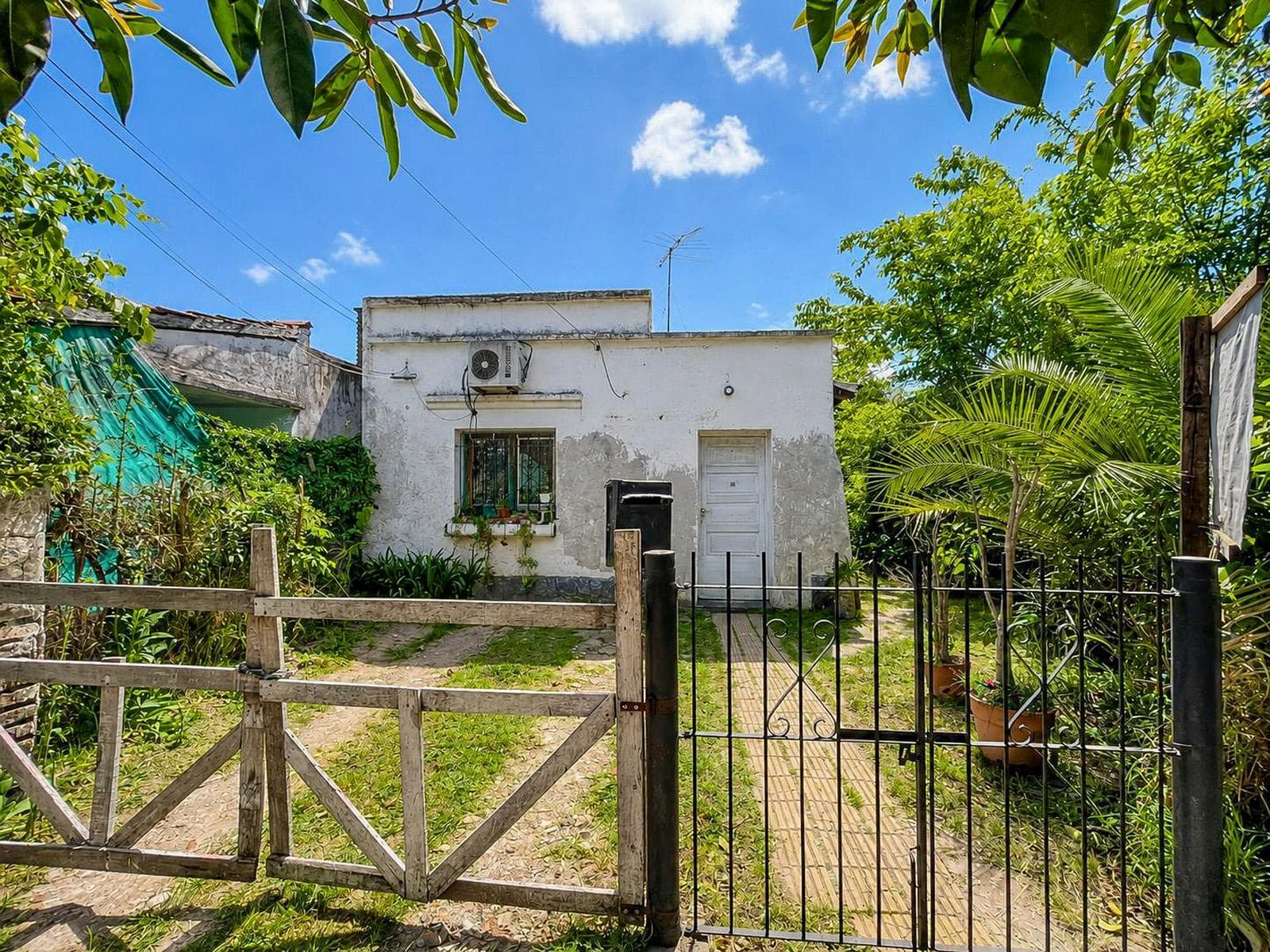 House for sale: CORNER LOT—ideal for investors, eligible for a loan from Ing. Maschwitz, CENTRO Escobar