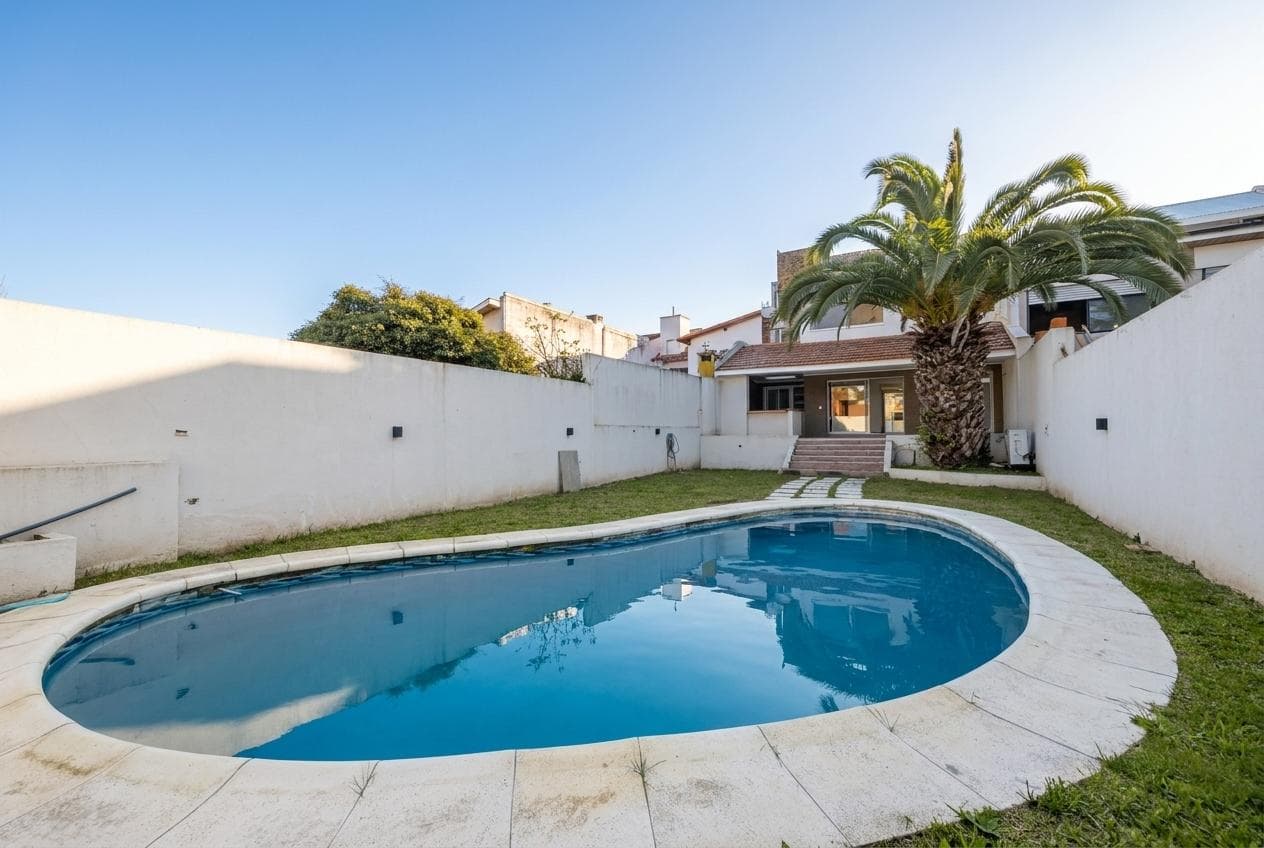 6-Room House for Sale with Pool in Martinez