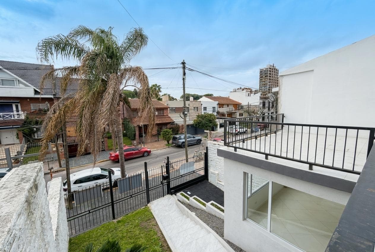 6-Room House for Sale with Pool in Martinez