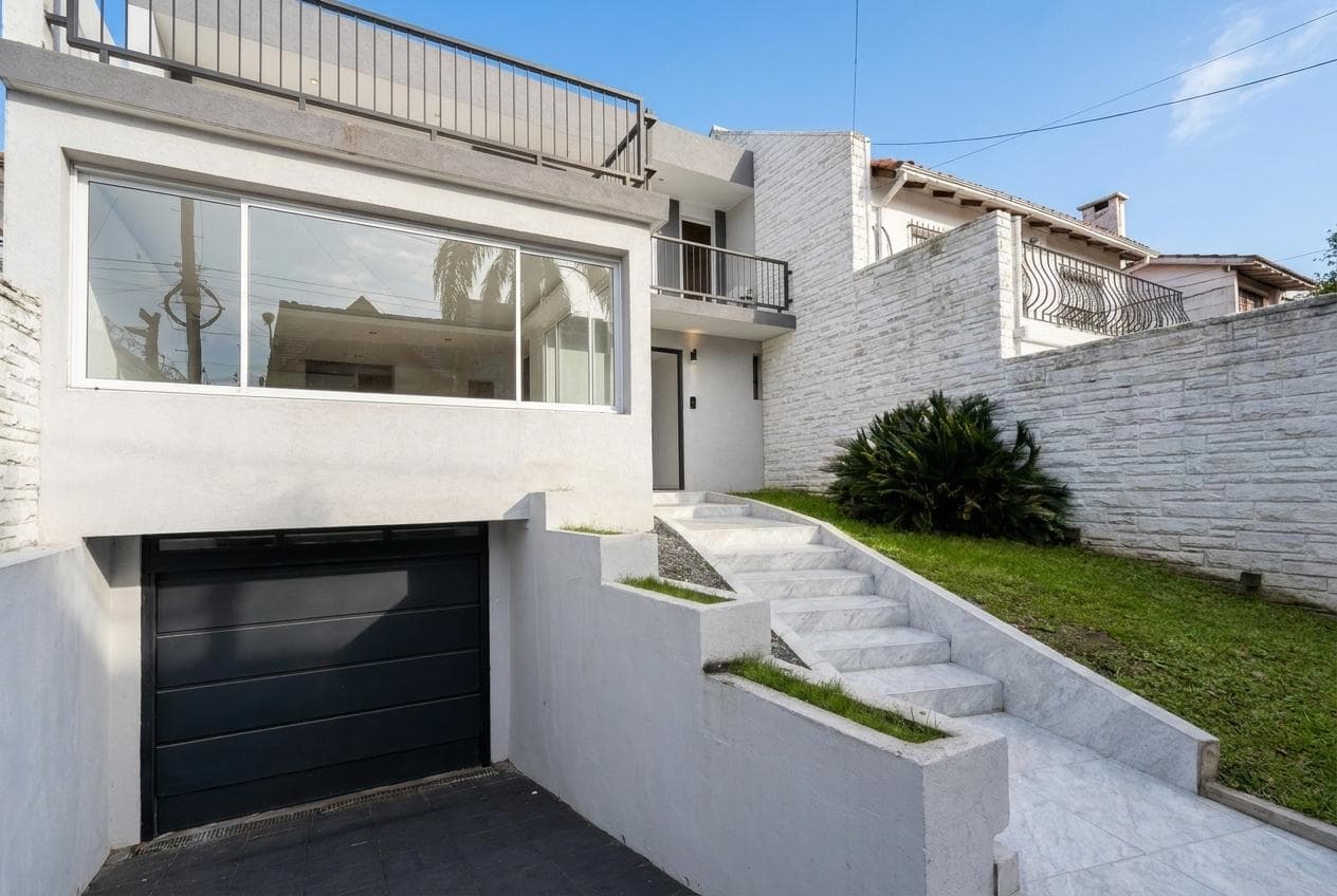 6-Room House for Sale with Pool in Martinez