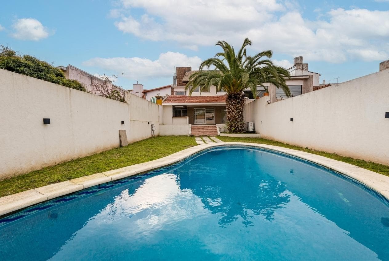 6-Room House for Sale with Pool in Martinez