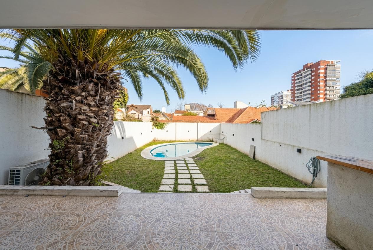 6-Room House for Sale with Pool in Martinez