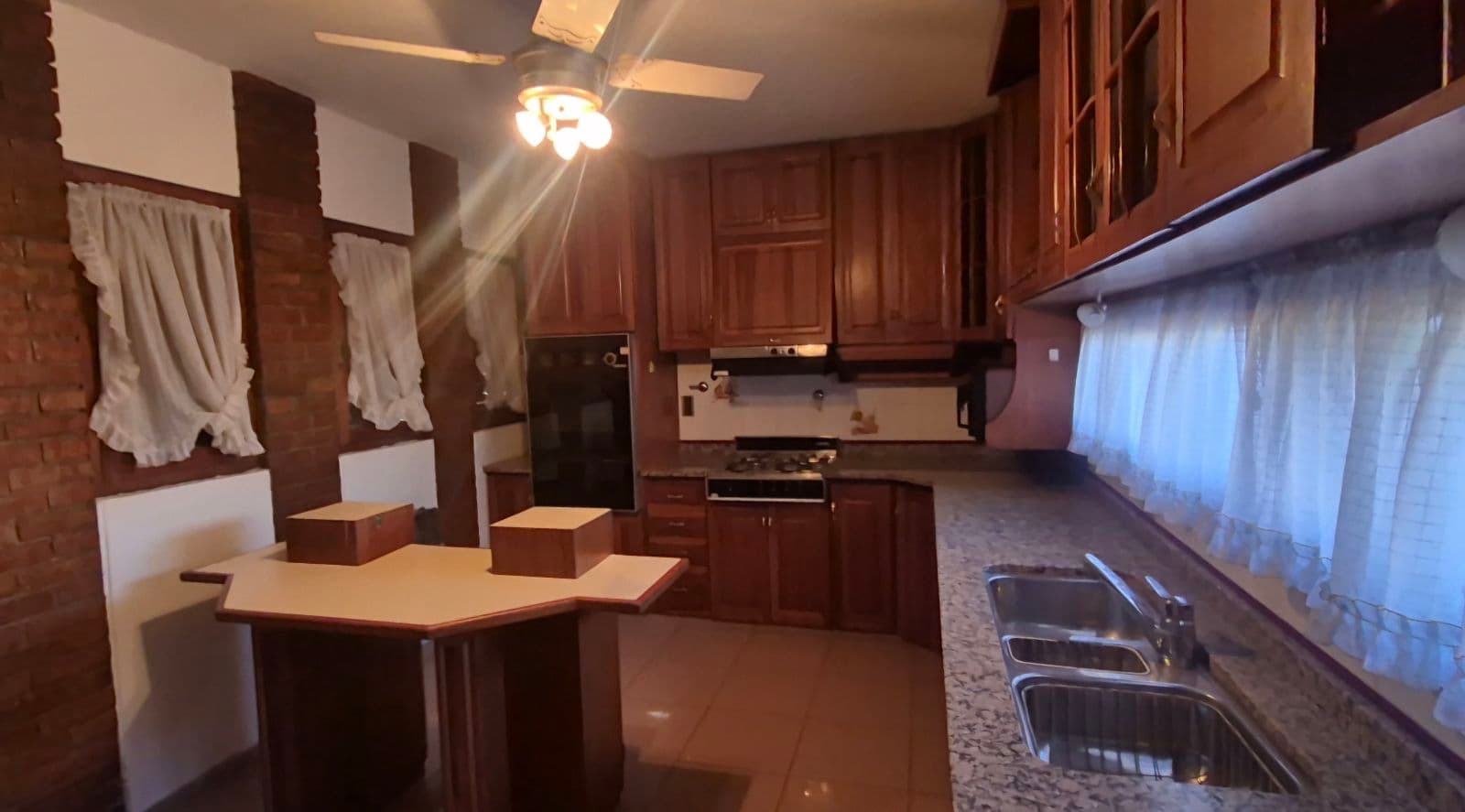 4-bedroom chalet-style house and detached second home. Cruz de Piedra, Maipú.