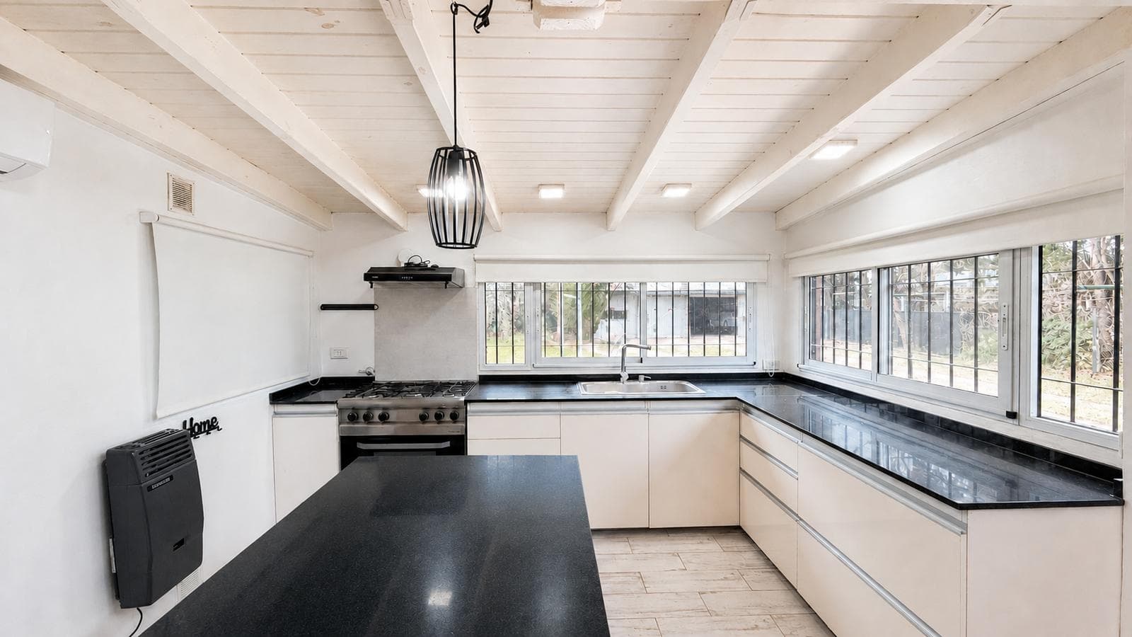 FOR SALE: 3-bedroom house with a pool. Lot size: 1,060 m²