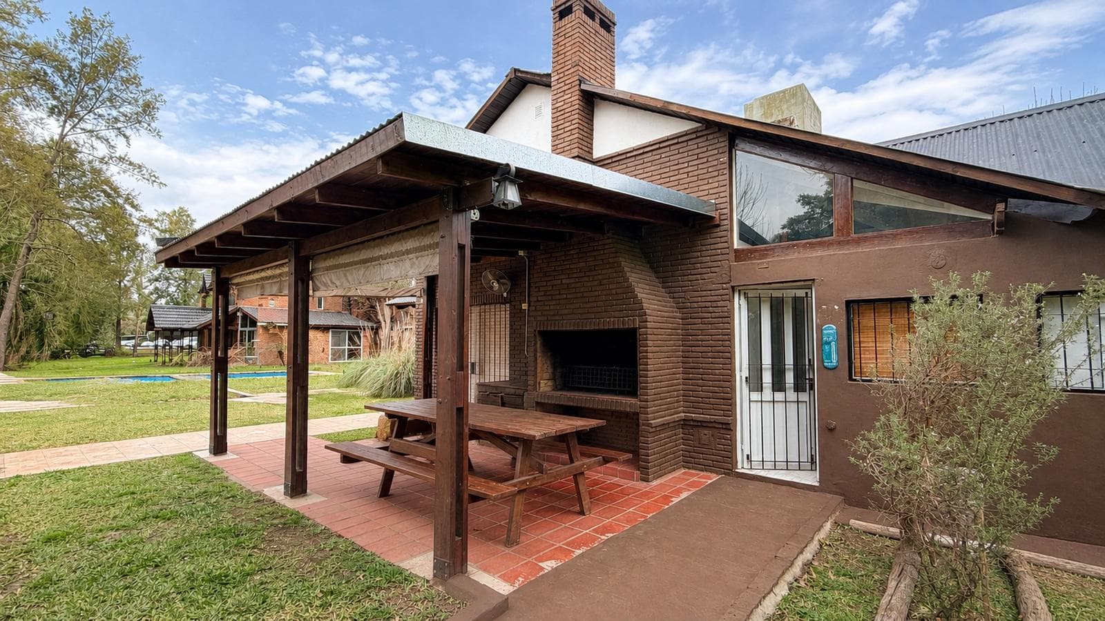 FOR SALE: 3-bedroom house with a pool. Lot size: 1,060 m²