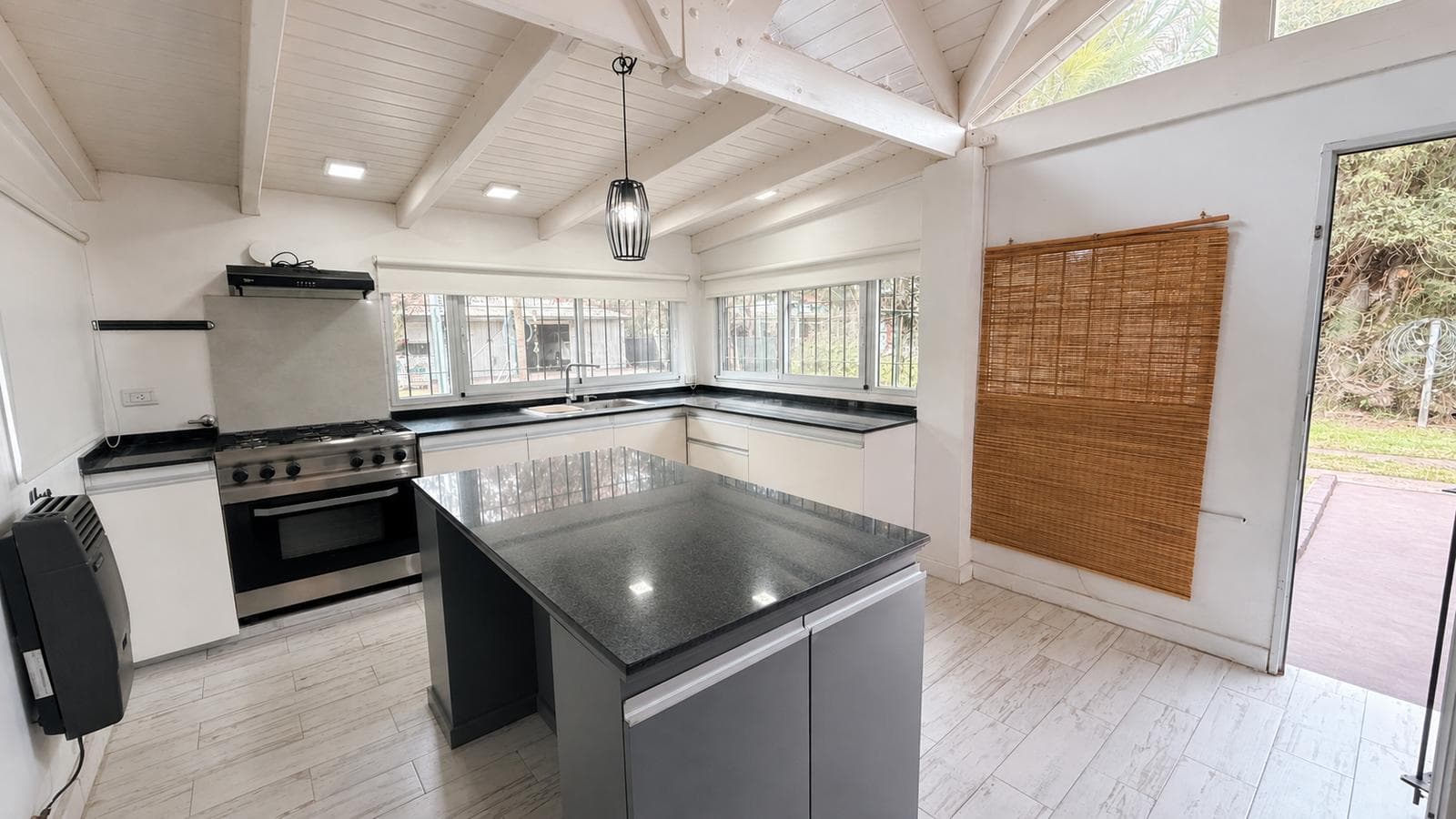 FOR SALE: 3-bedroom house with a pool. Lot size: 1,060 m²