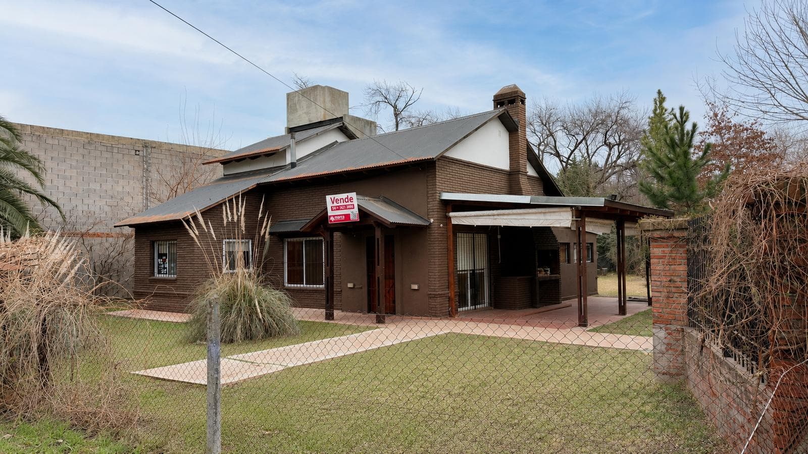 FOR SALE: 3-bedroom house with a pool. Lot size: 1,060 m²