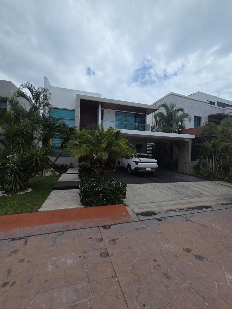 HOUSE FOR RENT IN CUMBRES RESIDENTIAL AREA, AT THE CORNER OF AV. HUAYACAN AND AV. COLOSIO, CANCUN