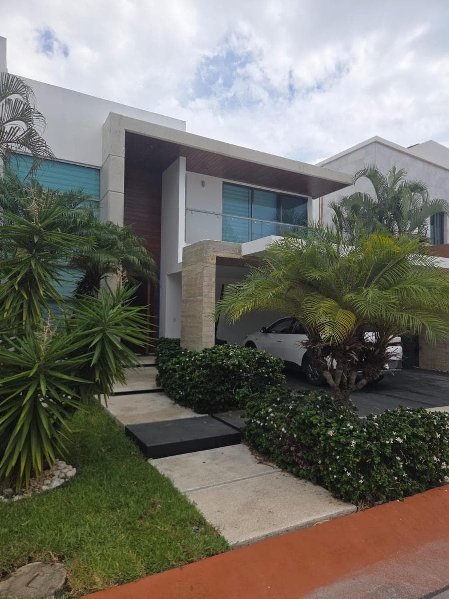 HOUSE FOR RENT IN CUMBRES RESIDENTIAL AREA, AT THE CORNER OF AV. HUAYACAN AND AV. COLOSIO, CANCUN