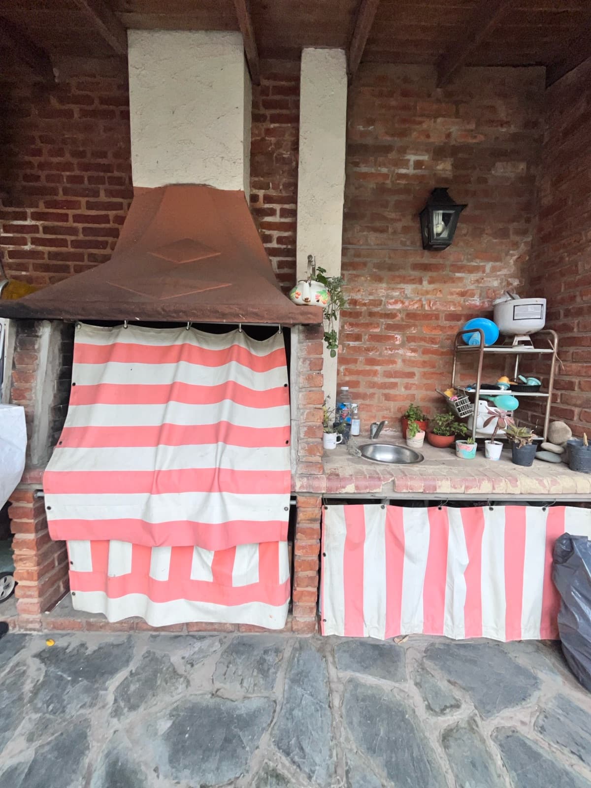 Country House on José Mármol Street with a Barbecue Area and Pool