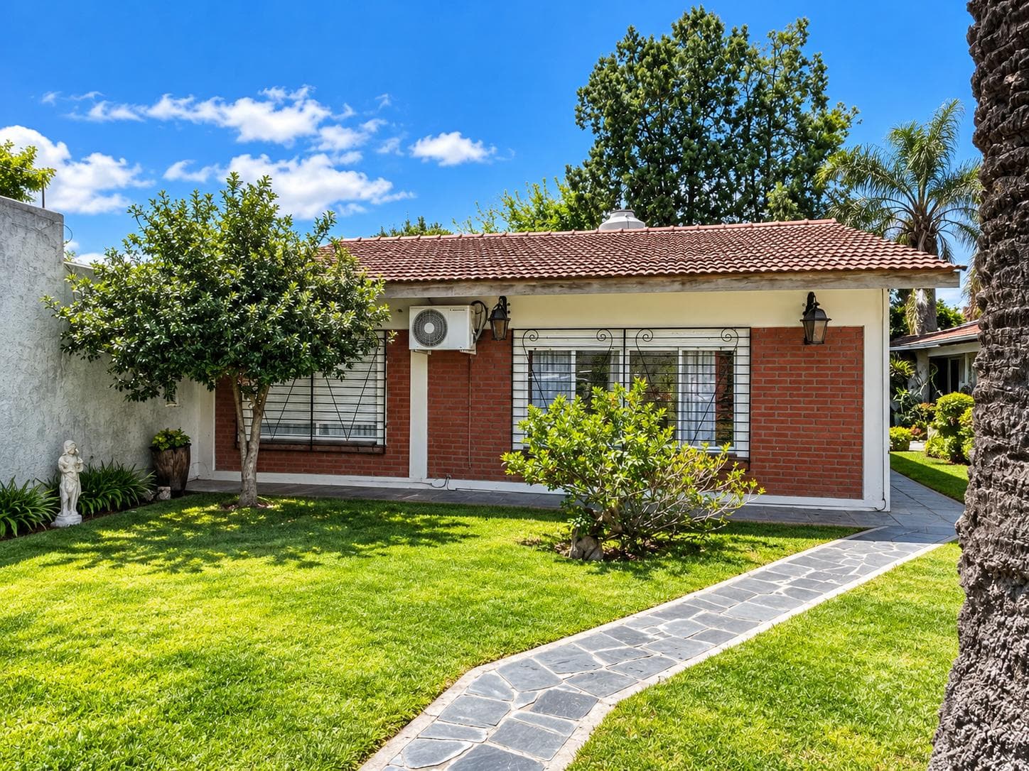Casa Quinta en José Mármol con Quincho y Pileta