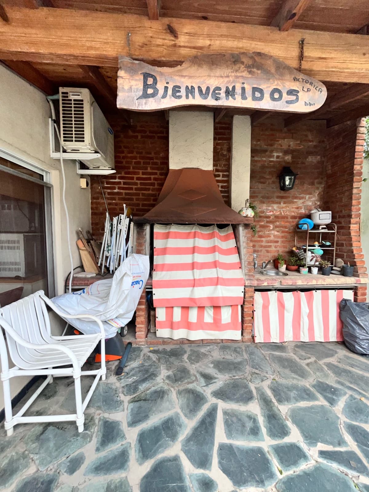 Country House on José Mármol Street with a Barbecue Area and Pool