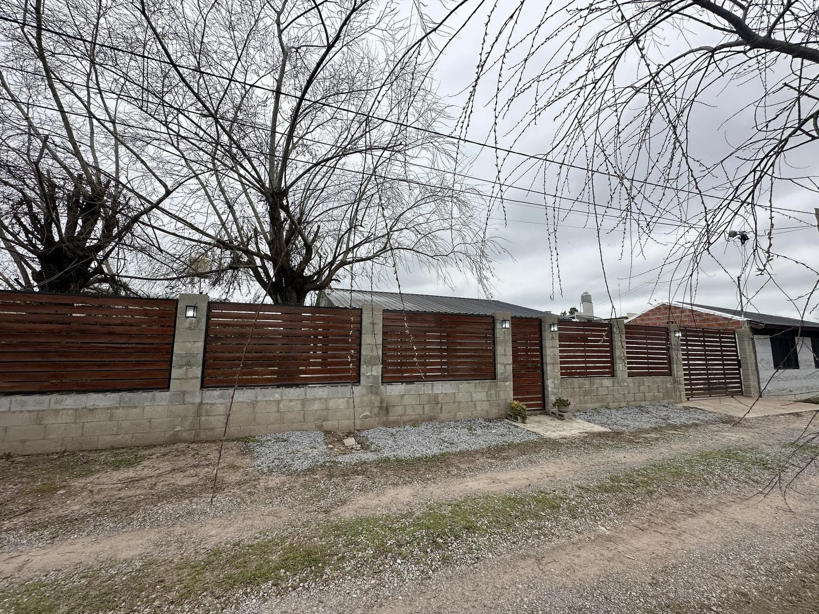 2-bedroom house for sale. 600 m² lot. Outdoor kitchen and grill. Barrio Parque, Zárate.