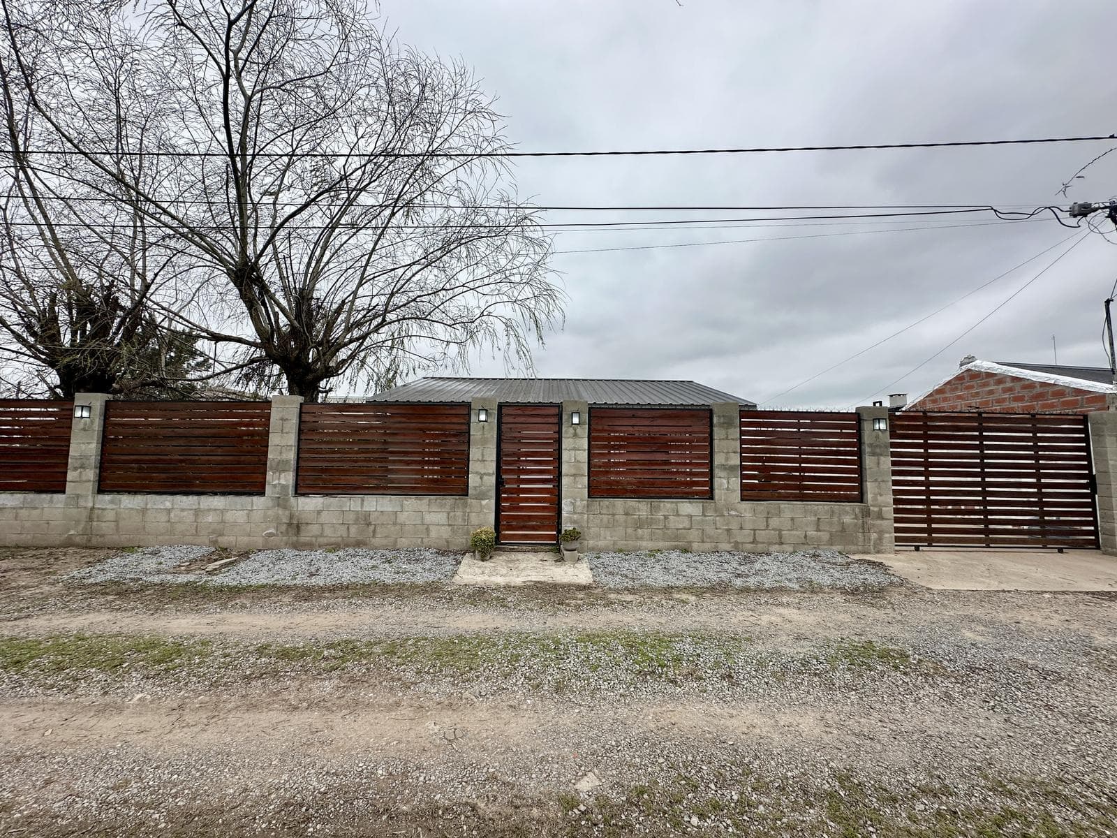 2-bedroom house for sale. 600 m² lot. Outdoor kitchen and grill. Barrio Parque, Zárate.