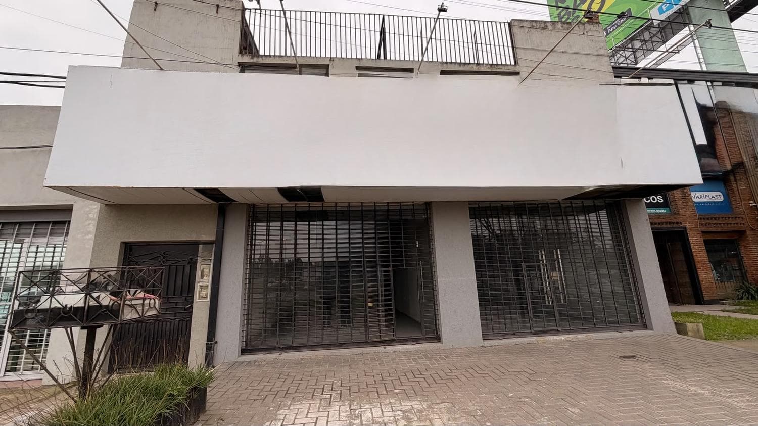 Commercial space on a feeder road