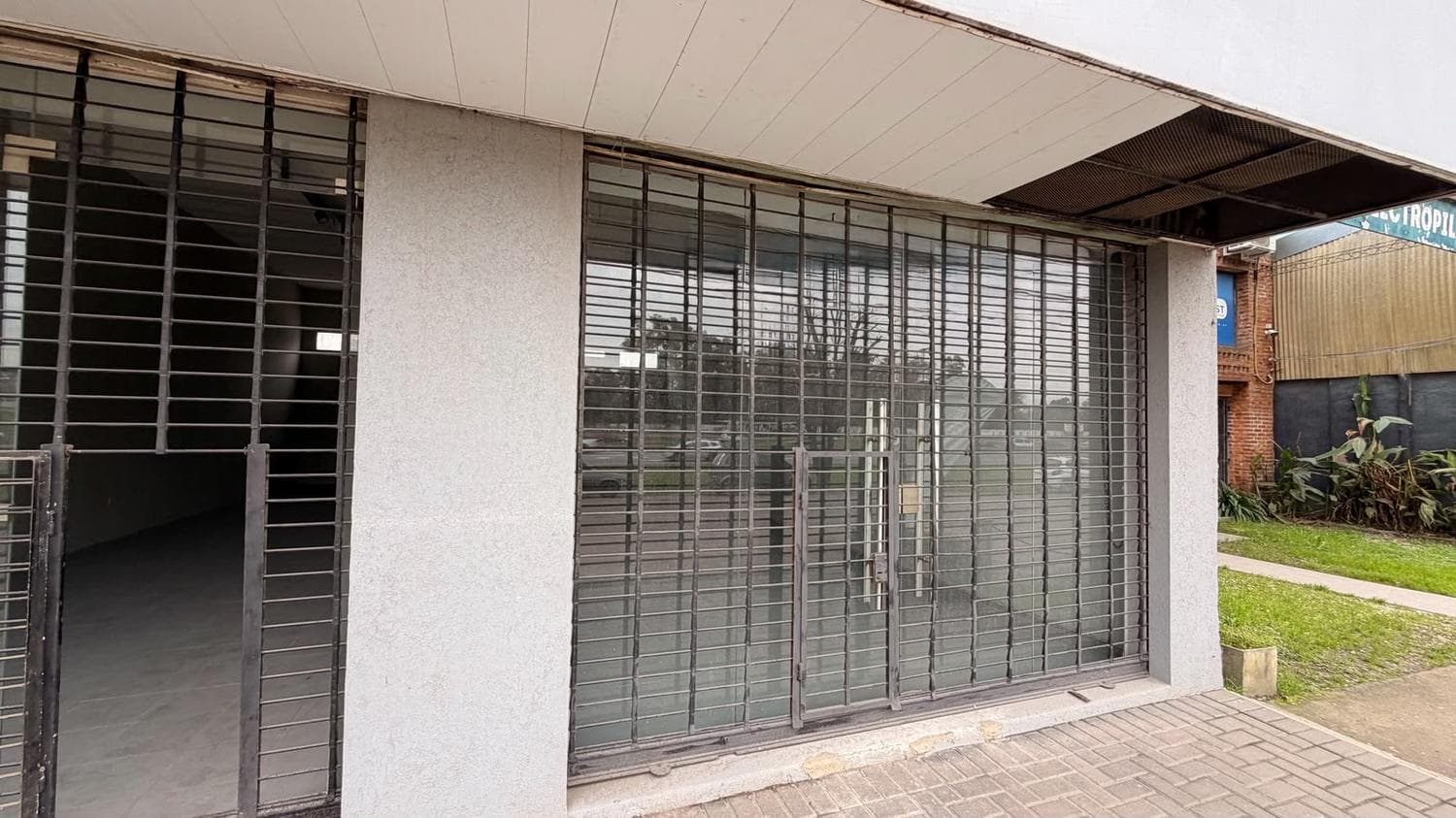 Commercial space on a feeder road