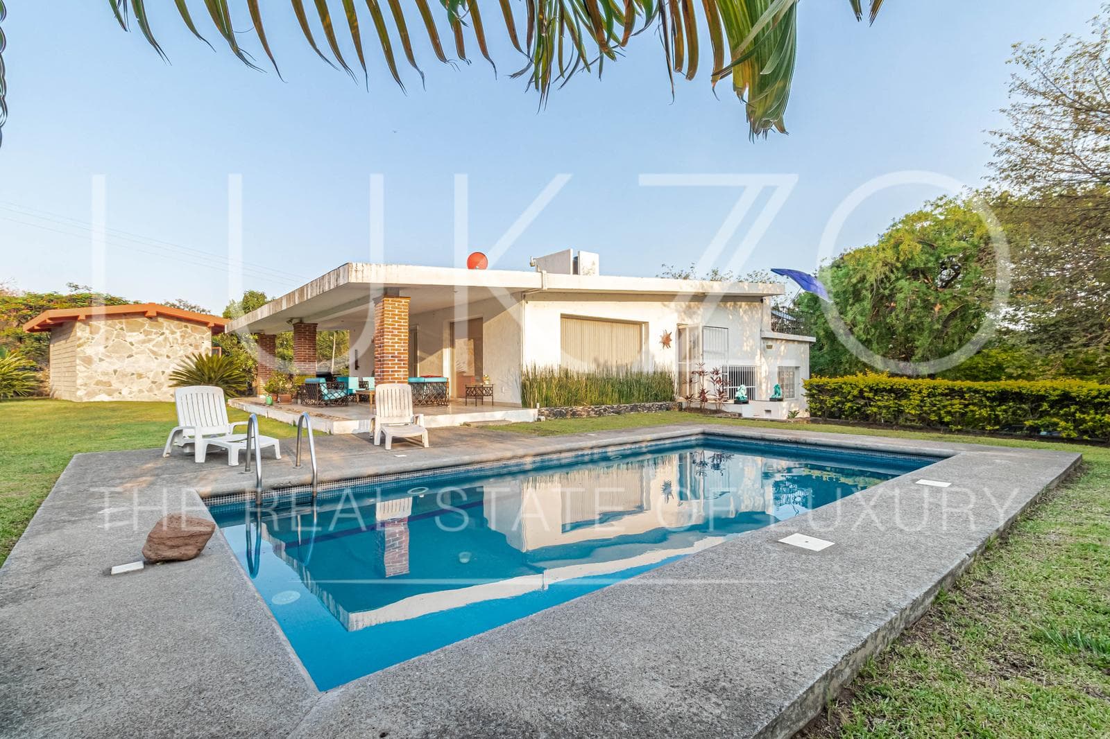 Casa con jardín y alberca en Santiago Tepetlapa, Tepoztlán